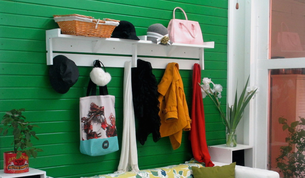 Coat Hanger w: Shelf